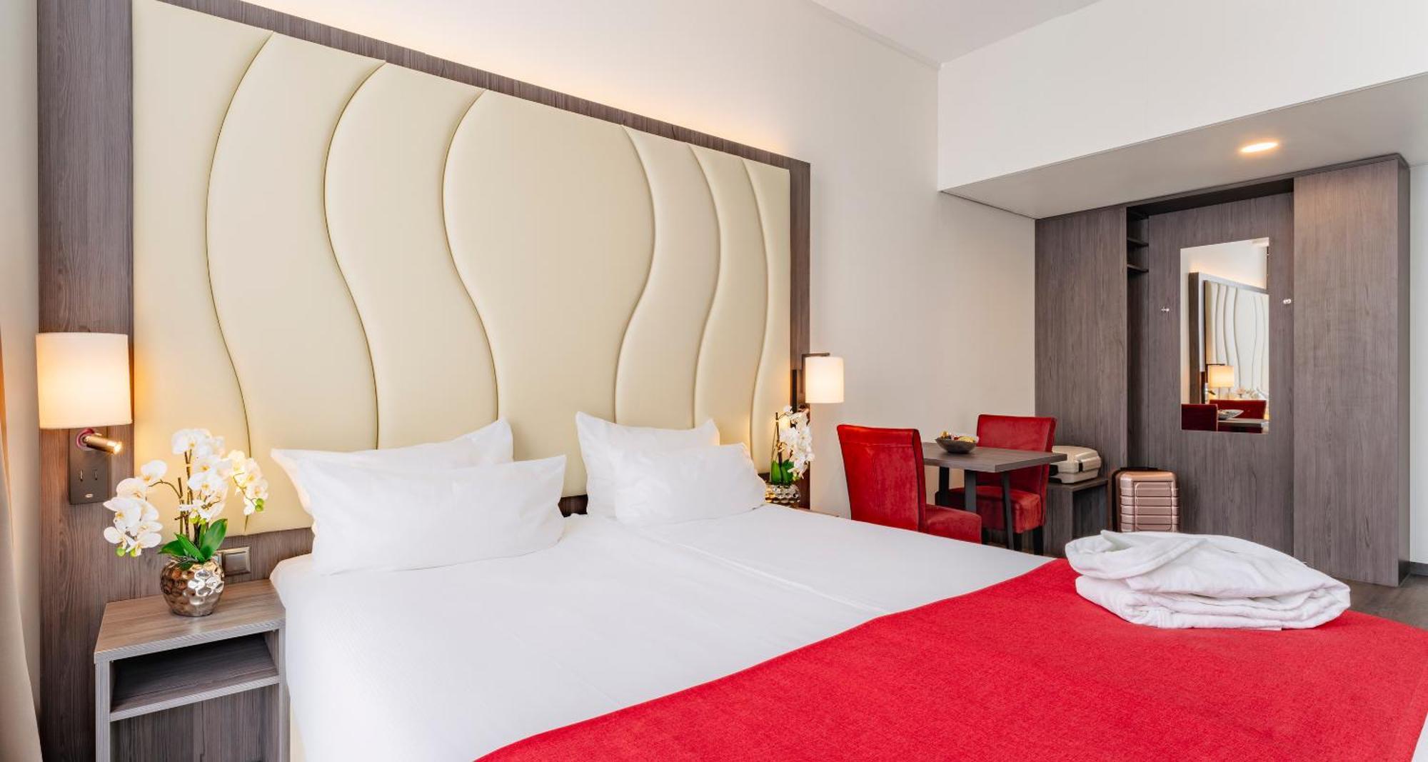 Plaza Premium Almere Bilik gambar